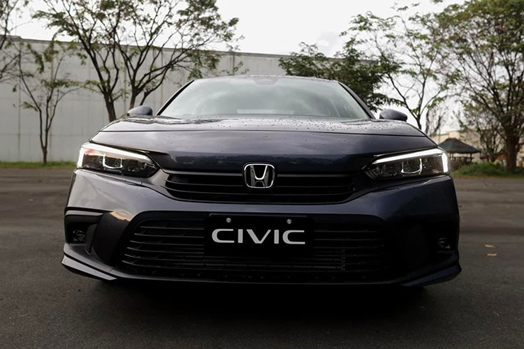 Cản trước cũng được gọt giũa và tích hợp thêm đèn sương mù ở hai bên góc. Honda Civic G 2022 sở hữu bộ mâm kích thước 17 inch mới