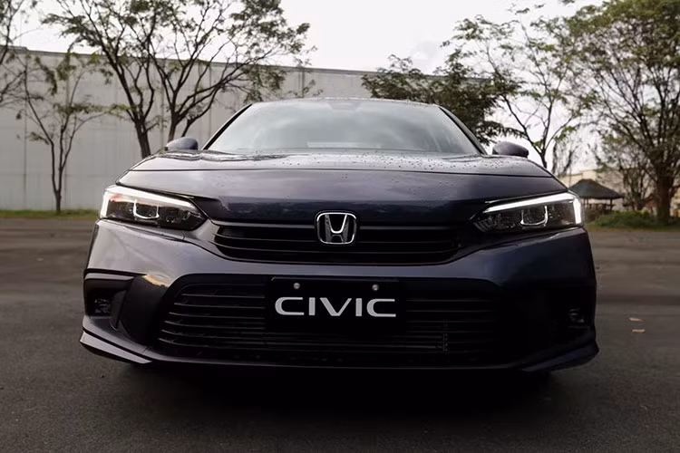 Cản trước cũng được gọt giũa và tích hợp thêm đèn sương mù ở hai bên góc. Honda Civic G 2022 sở hữu bộ mâm kích thước 17 inch mới