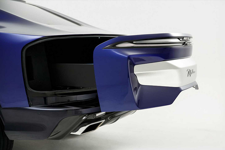 Đặc biệt, phần thùng sau của những chiếc bán tải RAM nguyên bản đã được che đậy kín mui bởi kiểu thiết kế giống những chiếc Fastback gầm cao. Nắp cốp sau cũng được thiết kế mở ra theo chiều ngang giống như ngăn kéo, thay vì mở lên trên như những chiếc xe hơi thông thường.