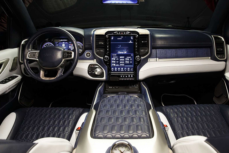 Bên trong khoang nội thất, Aznom Palladium cung cấp cho hành khách một mức độ sang trọng nhất định, với cabin bọc da cao cấp và gỗ mộc. Hàng ghế sau của xe sở hữu mức độ thoải mái sánh ngang với những chiếc Limousine và được tích hợp nhiều chức năng thư giãn.