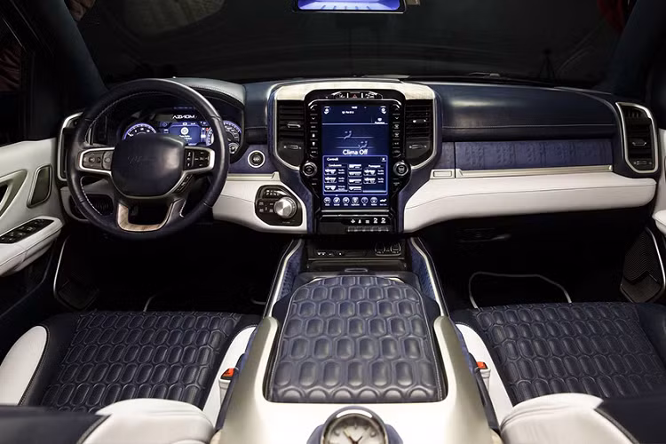 Bên trong khoang nội thất, Aznom Palladium cung cấp cho hành khách một mức độ sang trọng nhất định, với cabin bọc da cao cấp và gỗ mộc. Hàng ghế sau của xe sở hữu mức độ thoải mái sánh ngang với những chiếc Limousine và được tích hợp nhiều chức năng thư giãn.