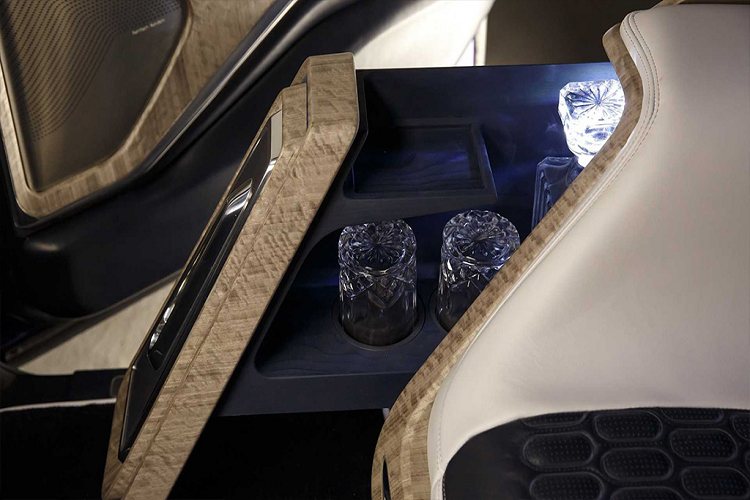 Để có thể kiểm soát thân xe một cách hiệu quả con quái thú này khi vận hành ở tốc độ cực đại 255 km/h, Aznom Palladium đã phải hạ độ cao của hệ thống treo xuống hết mức có thể và đi kèm theo đó là trang bị cho dàn chân trước bộ phanh hiệu suất cao với đĩa phanh kích cỡ khủng lên tới 17,7 inch - tương đương la-zăng tiêu chuẩn của các mẫu sedan hạng D hiện nay!