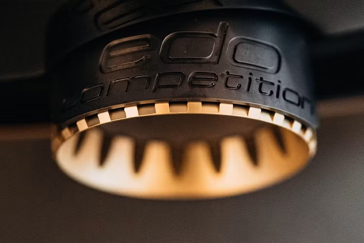 Bộ phận này rất đáng chú ý khi là sản phẩm hợp tác giữa Edo Competition và Capristo Automotive, được làm bằng thép không gỉ có thể chịu nhiệt tốt, trang bị bộ giảm âm làm từ nhôm với phần chụp ống xả được mạ vàng vừa đẹp mắt, vừa cải thiện khả năng tản nhiệt.