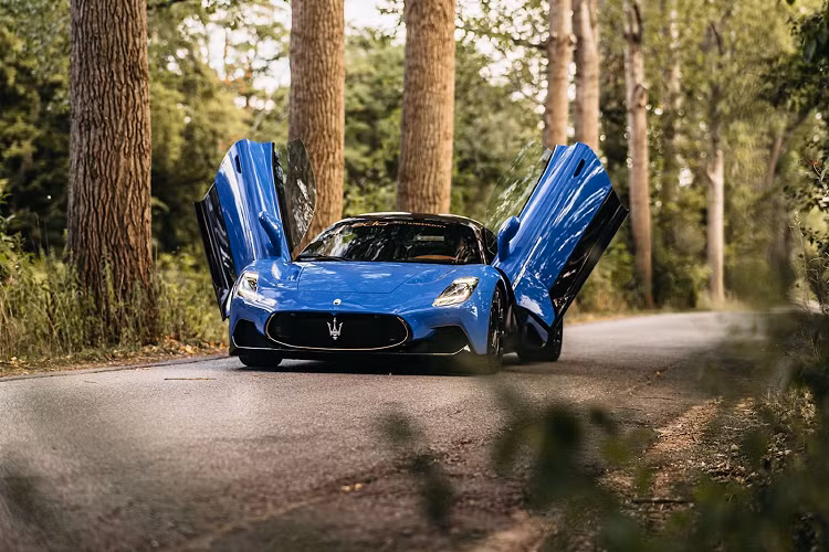 Khác với "đàn anh" MC12 sử dụng lại khung gầm và động cơ từ Ferrari Enzo, mẫu MC20 được Maserati tự thiết kế và phát triển. Động cơ xe cũng được quảng cáo là do Maserati tự tay chế tạo, ứng dụng công nghệ mới nên cho dù là cấu trúc V6 nhưng vẫn đạt công suất mạnh ngang ngửa máy V12 của MC12 trước đây.