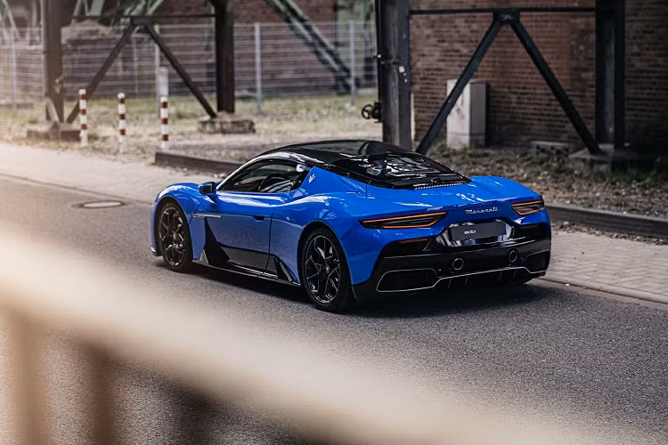 Một cải tiến nổi bật khác là bộ mâm đúc 11 chấu có khối lượng cực nhẹ mà kích thước lại lớn, 21 inch ở phía trước và 22 inch ở phía sau, đều lớn hơn đáng kể so với bộ mâm 20 inch nguyên bản. Phía bên trong là hệ thống phanh hiệu năng cao, đĩa phanh thông gió kích thước 380 mm phía trước và 350 mm ở phía sau.