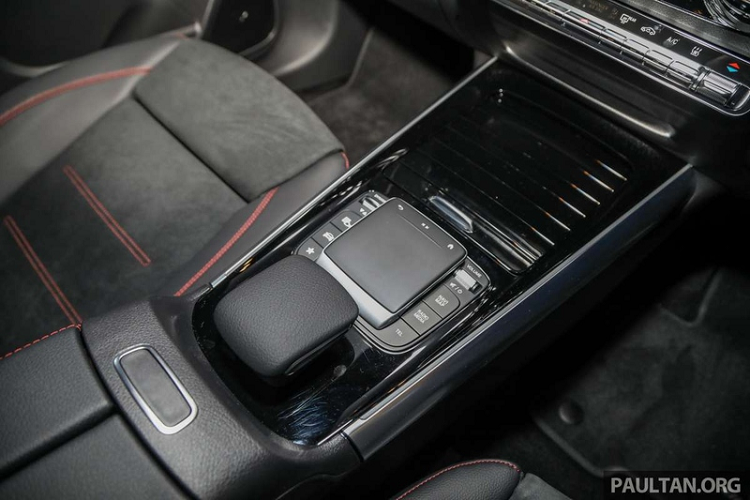 Ngoài ra còn nhiều option như màn hình thông tin giải trí 10.25 inch, sạc không dây, cửa sổ trời toàn cảnh, camera 360 độ và hệ thống âm thanh Burmester. 