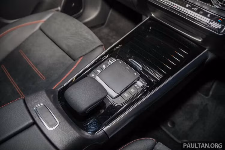 Ngoài ra còn nhiều option như màn hình thông tin giải trí 10.25 inch, sạc không dây, cửa sổ trời toàn cảnh, camera 360 độ và hệ thống âm thanh Burmester. 