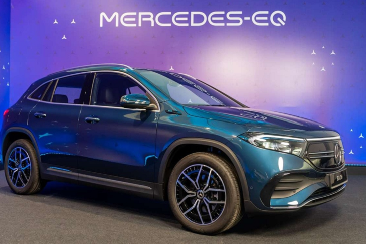 Về truyền động, Mercedes-Benz EQA 2022 chạy điện được trang bị hệ truyền động điện sản sinh công suất 188 mã lực và mô-men xoắn cực đại 375Nm, sức mạnh gửi đến các bánh trước giúp mẫu xe điện nặng 2.040 kg có thể tăng tốc từ 0 - 100 km/h trong 8,9 giây, tốc độ tối đa đạt 160 km/h.