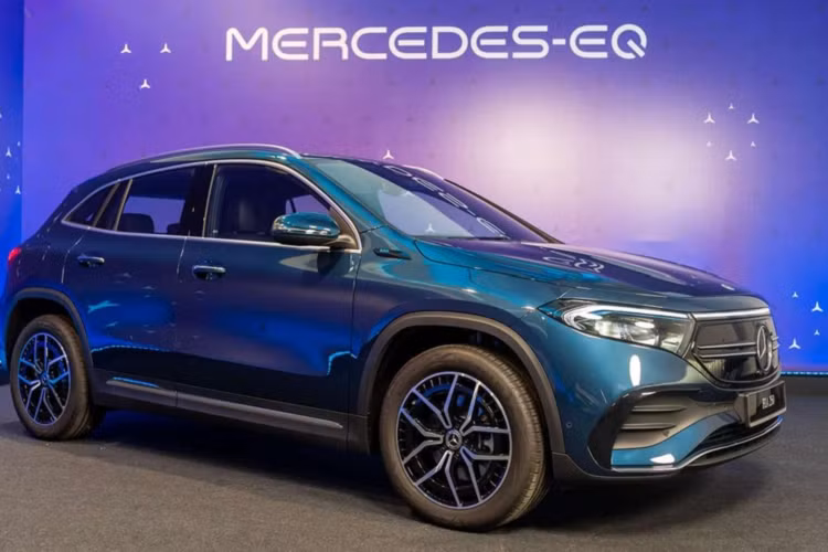 Về truyền động, Mercedes-Benz EQA 2022 chạy điện được trang bị hệ truyền động điện sản sinh công suất 188 mã lực và mô-men xoắn cực đại 375Nm, sức mạnh gửi đến các bánh trước giúp mẫu xe điện nặng 2.040 kg có thể tăng tốc từ 0 - 100 km/h trong 8,9 giây, tốc độ tối đa đạt 160 km/h.