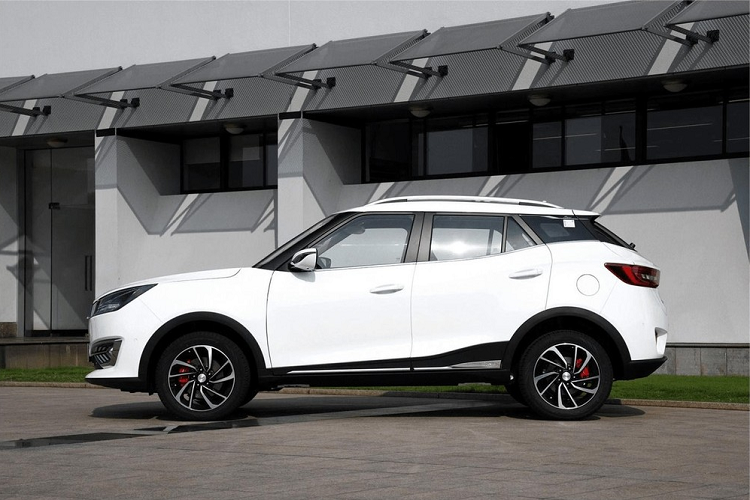 Xe tiếp tục được trang bị lưới tản nhiệt hình lục giác với các nẹp mạ crôm nằm ngang, cụm đèn pha khá lớn ở hai bên và đèn sương mù ở hai góc cản trước. Trong khi đó, đằng sau xe xuất hiện đèn hậu gọn gàng và 2 đèn phản quang khá lớn trên cản sau.