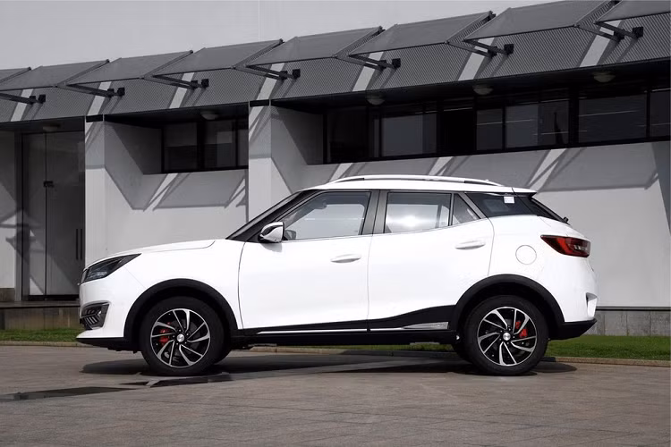 Xe tiếp tục được trang bị lưới tản nhiệt hình lục giác với các nẹp mạ crôm nằm ngang, cụm đèn pha khá lớn ở hai bên và đèn sương mù ở hai góc cản trước. Trong khi đó, đằng sau xe xuất hiện đèn hậu gọn gàng và 2 đèn phản quang khá lớn trên cản sau.