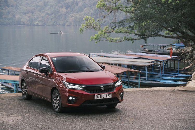  Honda City - 13.510 xe Giữ phong độ ổn định, thường xuyên nằm trong top những xe bán chạy trong tháng, Honda City luôn là mẫu xe được đánh giá là đáng trải nghiệm và “xuống tiền”. Sau 11 tháng, tổng doanh số của Honda City đạt 13.510 xe, tạm xếp thứ 6 toàn thị trường và thứ 3 trong phân khúc sedan hạng B. Honda City có 4 phiên bản, giá bán 499-599 triệu đồng.