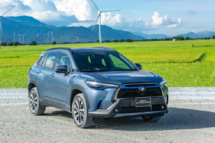 Tổng doanh số hiện tại của mẫu xe này đạt 18.994 xe và vẫn có khả năng vượt mặt "người anh em" Vios. Mẫu SUV này hiện được phân phối ở Việt Nam với 3 phiên bản, trong đó có cả bản Hybrid, giá dao động từ 746-936 triệu đồng.