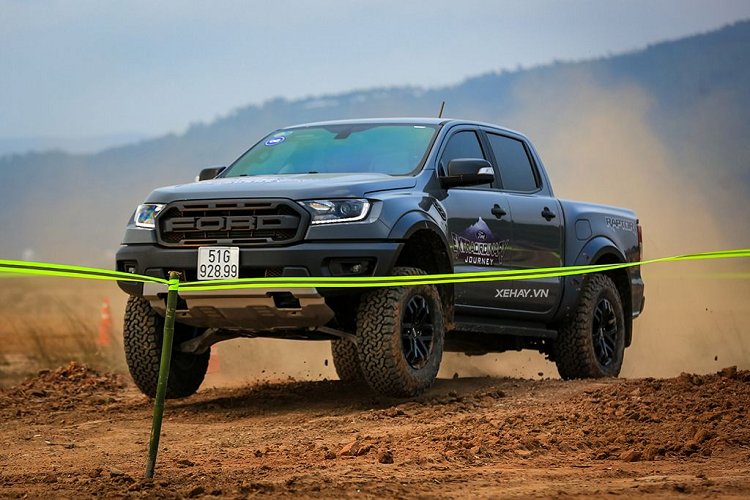  Ford Ranger - 14.023 xe Ford Ranger là mẫu bán tải duy nhất lọt vào danh sách xe bán chạy nhất năm 2022. Cùng với Vios, Ranger là mẫu xe có phong độ ổn định nhất khi có mặt trong top 10 xe bán chạy nhất Việt Nam từ năm 2013 đến nay (trừ năm 2018).