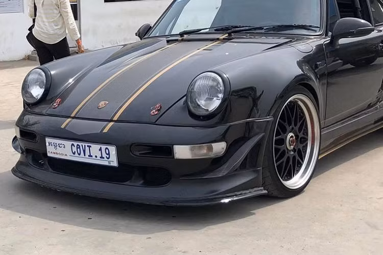 Lý do cho việc các đại gia Việt thích chơi dòng siêu xe Porsche 930 Turbo chính là sự hoài cổ và đẳng cấp mà chỉ có các dân chơi hay nhà sưu tầm xe như ông Đặng Lê Nguyên Vũ mới cảm nhận được. Mới đây nhất, một chiếc xe thể thao Porsche 930 Turbo đã bất ngờ xuất hiện tại phố núi Tây Nguyên Gia Lai