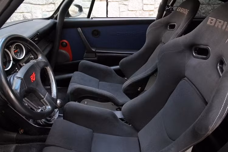 Chiếc xe thể thao Porsche 930 Turbo sở hữu gói độ RUF mới được nhìn thấy ở phố núi Tây Nguyên đã được chủ nhân âm thầm mang vào dải đất hình chữ S cùng với đó là việc xe mới được dán bộ áo đặc trưng của Gulf. Nguyên bản chiếc xe Porsche 930 Turbo RUF này có màu đen nhưng chủ nhân cho thay áo mới với tông màu xanh da trời cùng với đó là các điểm nhấn của nửa thân dưới xe màu xam rất nổi bật.