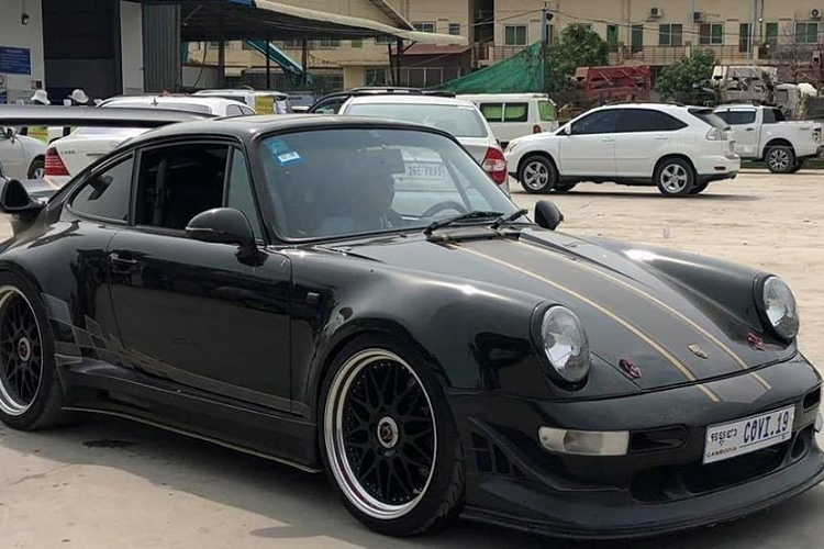 Bên trong khoang lái chiếc xe Porsche 930 Turbo đời 1987 độ RUF mới được thay áo Gulf có nội thất với ghế thể thao, dạng xe đua của hãng Bride đến từ Nhật Bản, khung chống lật, vô-lăng của hãng RUF, đồng hồ độ và cả hộp số 5 cấp Dogleg cũng được bổ sung vào.