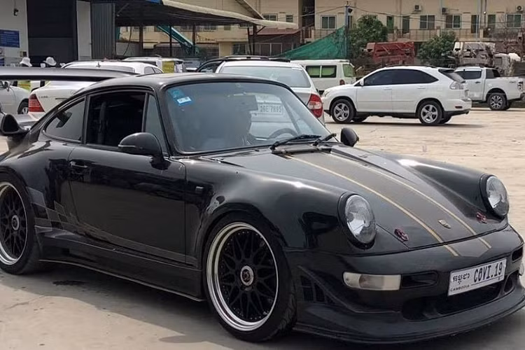 Bên trong khoang lái chiếc xe Porsche 930 Turbo đời 1987 độ RUF mới được thay áo Gulf có nội thất với ghế thể thao, dạng xe đua của hãng Bride đến từ Nhật Bản, khung chống lật, vô-lăng của hãng RUF, đồng hồ độ và cả hộp số 5 cấp Dogleg cũng được bổ sung vào.