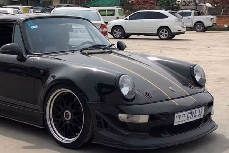 Xe có bộ body kit được nâng cấp lên của phiên bản Porsche 964 Turbo. Ngoài ra, ngoại thất Porsche 930 Turbo độ RUF về Việt Nam còn có các chi tiết độ của hãng RUF như tem, mâm và cánh gió đuôi phía sau khổng lồ. Riêng bộ mâm độ 19 inch của RUF đi kèm cặp kẹp phanh Brembo.