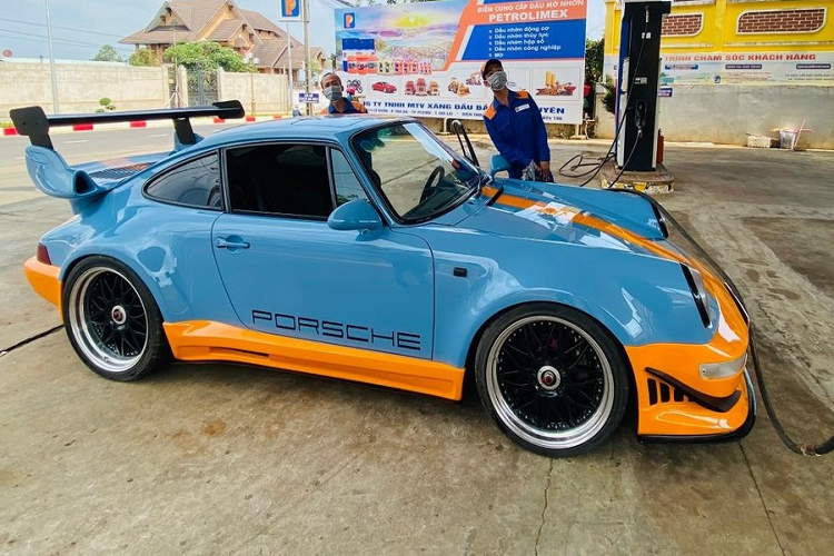 Không quá khó để biết được lý lịch của chiếc xe thể thao Porsche 930 Turbo bị bắt gặp đang đi đổ xăng ở Thành phố Pleiku, tỉnh Gia Lai khi ngoại hình xe rất hầm hố và chất chơi với body kit được độ của hãng xe nổi tiếng RUF.