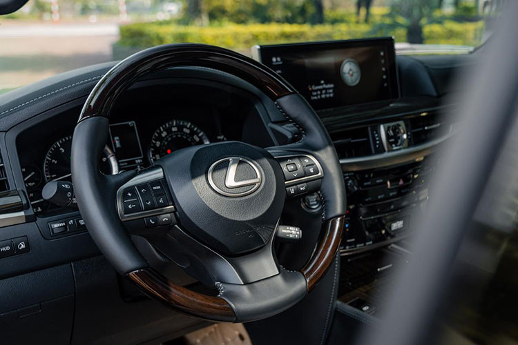 Mở cửa bước vào bên trong khoang lái, da Semi-Aniline là điểm sáng trong thiết kế nội thất của SUV hạng sang phiên bản giới hạn Lexus LX570 Inspiration Series. Nội thất xe có ghế ngồi màu trắng Moonlight cùng các điểm nhấn màu đen và cả gỗ ốp.