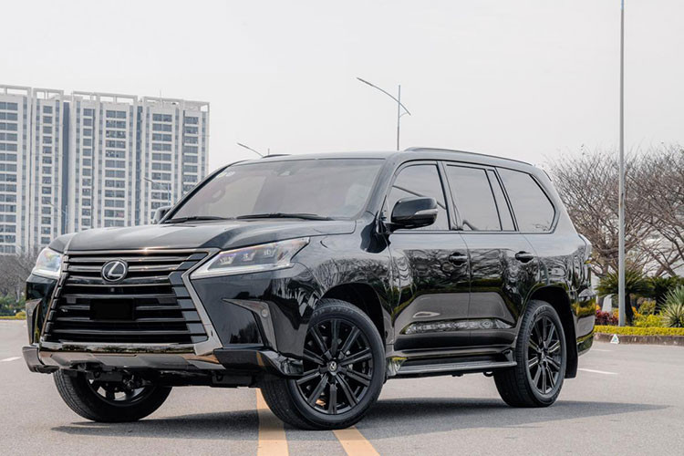 Lexus LX570 là 1 trong những chiếc xe SUV hạng sang rất được các nhà giàu tại Việt Nam ưa chuộng bên cạnh vua địa hình Mercedes-AMG G63 hay Range Rover... Nhiều người sẽ nghe quen tai với những phiên bản của mẫu xe được mệnh danh là chuyên cơ mặt đất như Lexus LX570 Super Sport, LX570 Black Edition S hay Lexus LX570 MBS nhưng sẽ rất tò mò với cái tên Lexus LX570 Inspiration Series mới.