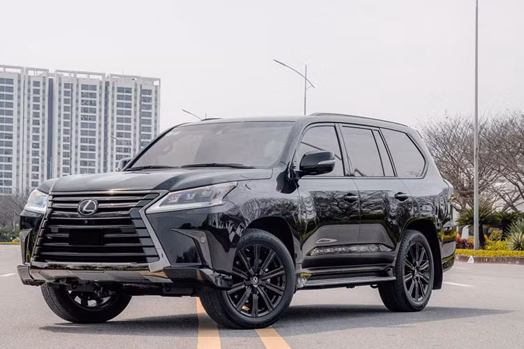 Lexus LX570 là 1 trong những chiếc xe SUV hạng sang rất được các nhà giàu tại Việt Nam ưa chuộng bên cạnh vua địa hình Mercedes-AMG G63 hay Range Rover... Nhiều người sẽ nghe quen tai với những phiên bản của mẫu xe được mệnh danh là chuyên cơ mặt đất như Lexus LX570 Super Sport, LX570 Black Edition S hay Lexus LX570 MBS nhưng sẽ rất tò mò với cái tên Lexus LX570 Inspiration Series mới.