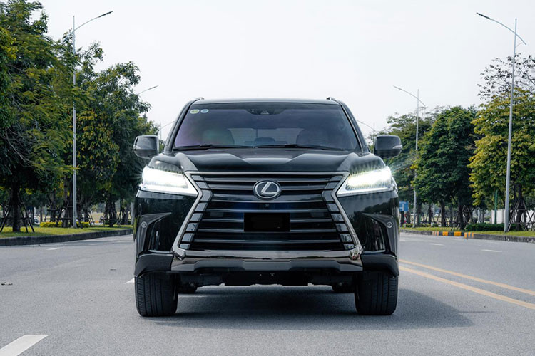 Chiếc xe Lexus LX570 Inspiration Series màu Black Onyx của đại gia Thanh Hóa mới mua là hàng lướt với số đồng hồ công tơ mét trên 3 vạn km. Giá xe Lexus LX570 bản Inspiration Series tại Việt Nam được tiết lộ khoảng trên 9,1 tỷ đồng.