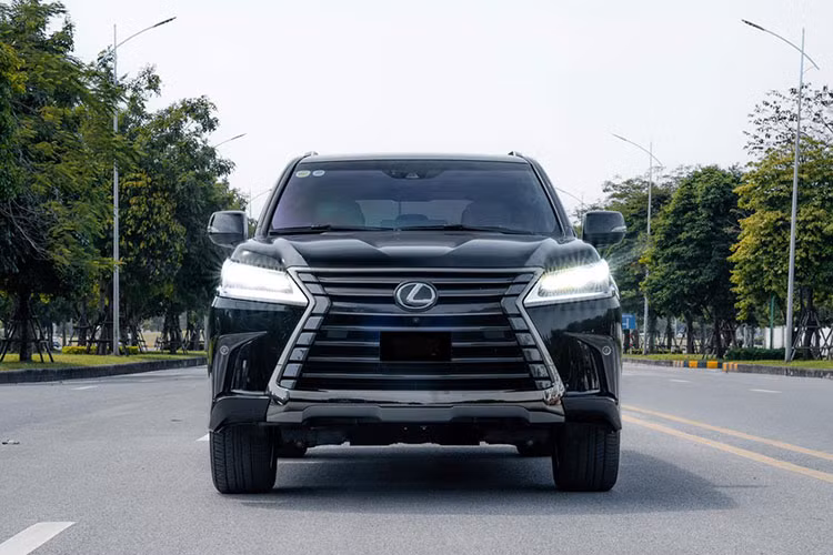 Chiếc xe Lexus LX570 Inspiration Series màu Black Onyx của đại gia Thanh Hóa mới mua là hàng lướt với số đồng hồ công tơ mét trên 3 vạn km. Giá xe Lexus LX570 bản Inspiration Series tại Việt Nam được tiết lộ khoảng trên 9,1 tỷ đồng.