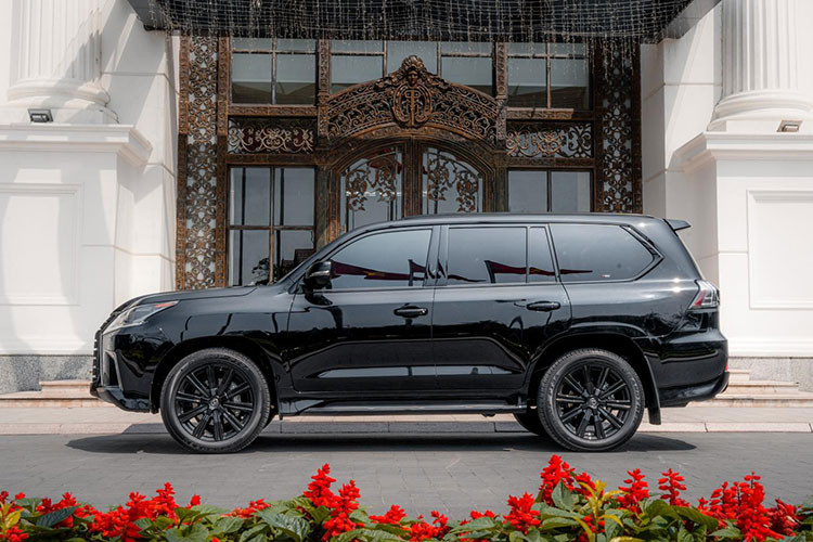 Thông tin chúng tôi có được, vào năm 2018, thương hiệu xe sang Nhật Bản đã trình làng phiên bản Lexus LX570 Inspiration Series bản giới hạn với chỉ 500 xe trên toàn thế giới đã nhận được sự quan tâm không nhỏ của các đại gia trên thế giới cũng như các tay chơi ở dải đất hình chữ S.