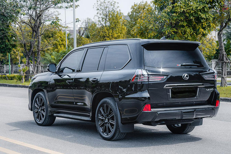 Số lượng xe Lexus LX570 Inspiration Series tại Việt Nam được cho gần 5 chiếc trong tổng số 500 xe sản xuất toàn cầu. Trong đó, một xe mang ngoại thất màu đen Onyx và xe còn lại là trắng Pearl. Hiện chiếc xe Lexus LX570 Inspiration Series đã về thị trấn Nông Cống, Thanh Hóa định cư.