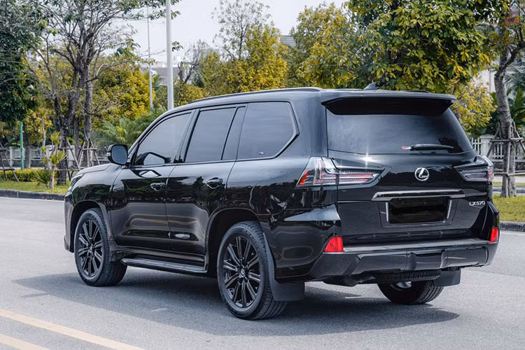 Số lượng xe Lexus LX570 Inspiration Series tại Việt Nam được cho gần 5 chiếc trong tổng số 500 xe sản xuất toàn cầu. Trong đó, một xe mang ngoại thất màu đen Onyx và xe còn lại là trắng Pearl. Hiện chiếc xe Lexus LX570 Inspiration Series đã về thị trấn Nông Cống, Thanh Hóa định cư.