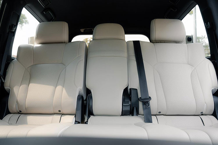 Phiên bản đặc biệt của Lexus LX 570 có khả năng off-road ấn tượng nhờ hệ thống đa địa hình 5 chế độ (Rock, Rock &amp; Dirt, Mogul, Loose Rock, Mud &amp; Sand), Crawl Control, hỗ trợ khởi hành ngang dốc và nhiều tính năng hỗ trợ địa hình khác.