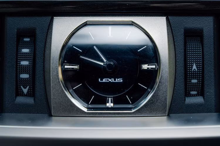 Trang bị giải trí của Lexus LX570 Inspiration Series đến từ hệ thống âm thanh vòm Mark Levinson cao cấp với 19 loa, công suất 450 watt, xe có màn hình 12,3 inch cùng các tính năng ấn tượng khác.