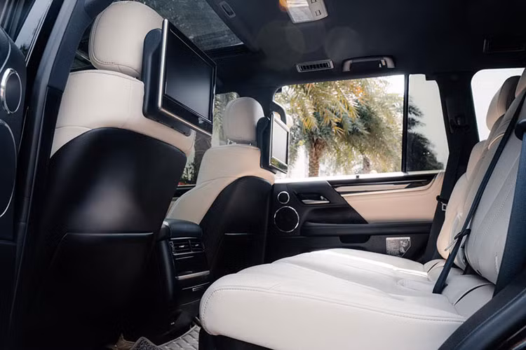 Kết hợp với động cơ là hộp số tự động 8 cấp và hệ dẫn động 4 bánh toàn thời gian, đem lại khả năng tăng tốc cho xe từ vị trí xuất phát lên con số 100 km/h chỉ trong vòng thời gian 7,7 giây.