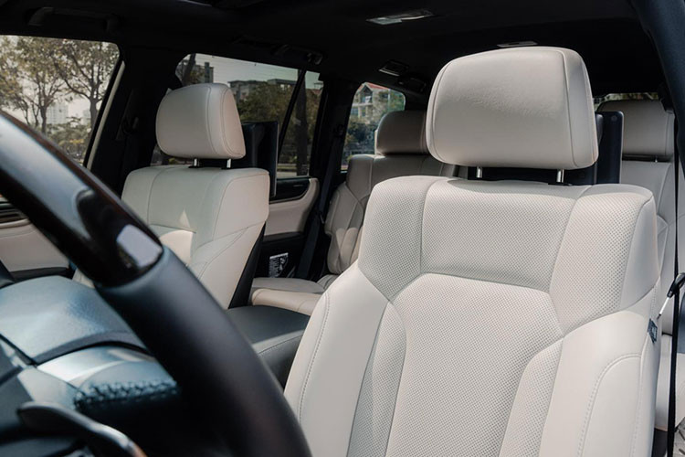 Sức mạnh của xe Lexus LX570 Inspiration Series mới về "làm dâu" ở Thanh Hóa vẫn đến từ khối động cơ V8 mạnh mẽ, dung tích 5.7 lít, cho phép mẫu xe được mệnh danh là chuyên cơ mặt đất tạo ra công suất tối đa 383 mã lực và mô-men xoắn cực đại 545 Nm.