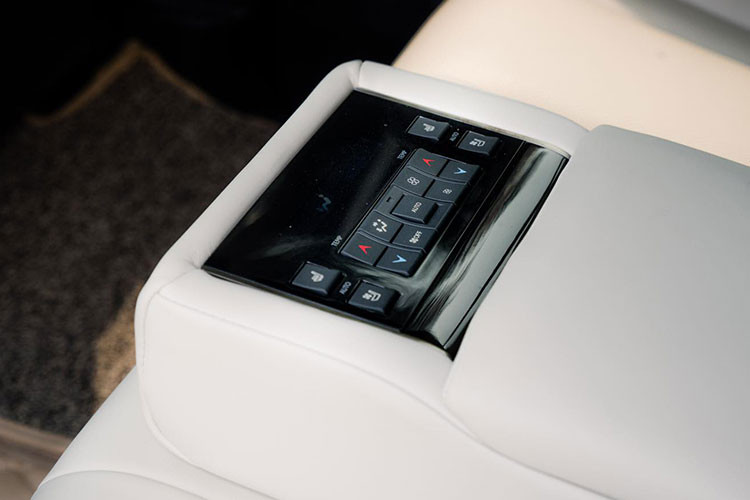  So với những xe tiêu chuẩn, Lexus LX570 Inspiration Series mới về thị trấn Nông Cống định cư có màu đen Onyx rất huyền bí, bên cạnh đó, những chi tiết vốn mạ crôm để tăng sự tương phản cho ngoại thất của xe thì nay được sơn 1 tông màu tối để mang đến sự hầm hố cho ngoại hình những chiếc xe Lexus LX570 Inspiration Series. 