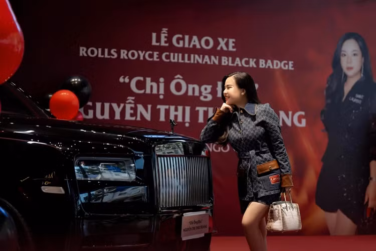 Số lượng Cullinan được nhập khẩu và lăn bánh tại Việt Nam trong một vài năm qua đang không ngừng tăng, tuy nhiên phiên bản đặc biệt - Black Badge của mẫu xe này thì chưa có nhiều và “hiếm” khi xuất hiện trên đường phố.