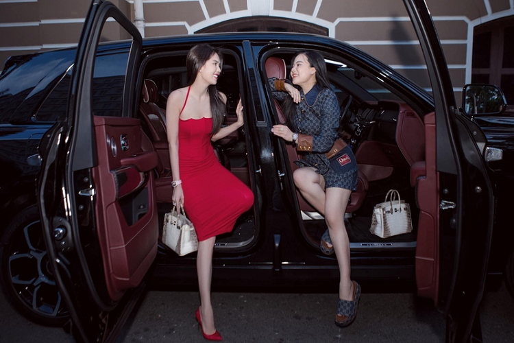 Được biết, chiếc Rolls-Royce Cullinan của Chị ông Địa là bản Black Badge nhập tư, giá bán ước tính hơn 40 tỷ đồng. Không rõ giá chính hãng của mẫu xe này tại Việt Nam là bao nhiêu, nhưng Cullinan chính hãng bản tiêu chuẩn đã có niêm yết hơn 32 tỷ đồng.