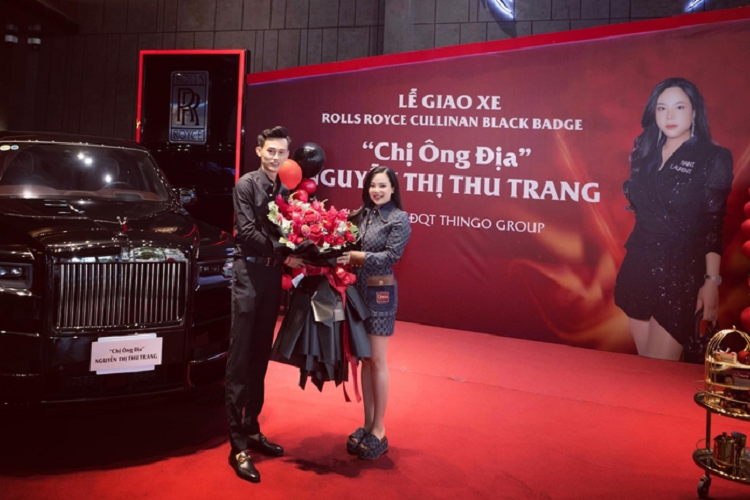 Về ngoại hình, Cullinan Black Badge gây chú ý với lớp “áo” ngoại thất màu đen được đánh bóng thủ công cùng loạt chi tiết đặc trưng của dòng “kim cương đen”. Chưa hết, chiếc SUV hạng sang còn có lưới tản nhiệt, nẹp cửa sổ, tay mở nắp khoang hành lý, bậc khoang hành lý, nan hốc hút gió phía dưới, đuôi ống xả và logo Rolls-Royce bên hông xe cũng được phủ đen.