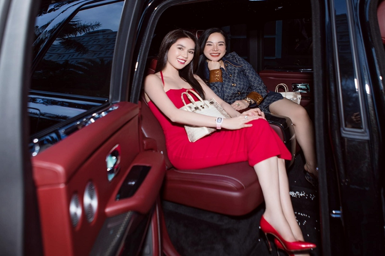 Chiếc SUV siêu sang tới từ Anh Quốc không chỉ “đẹp” mà còn rất mạnh mẽ. Cụ thể, Rolls-Royce Cullinan Black Badge sở hữu động cơ V12 tăng áp kép quen thuộc của Cullinan thông thường và đã được khai thác để sinh ra thêm 29 mã lực, nâng tổng công suất lên 592 mã lực, mô-men xoắn cũng tăng 50Nm, nâng tổng mô-men xoắn cực đại lên 900Nm.