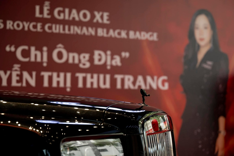 Rolls-Royce Cullinan Black Badge được mệnh danh là "Vị vua của bóng đêm". Một trong những đặc điểm nhận dạng của Black Badge là biểu tượng “Thiếu phụ bay” Spirit of Ecstasy - vốn đã được thay đổi nhiều lần trong lịch sử, nay được chế tác bằng crom đen bóng, kiêu hãnh vươn mình trên đầu xe. Đây cũng là biểu tượng đầu tiên trong gia đình Black Badge, có phần chân đế cũng được làm bằng crome đen, tạo nên một tạo hình có sắc độ đen nhất từ trước tới nay.