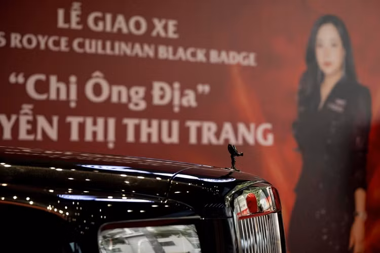 Rolls-Royce Cullinan Black Badge được mệnh danh là "Vị vua của bóng đêm". Một trong những đặc điểm nhận dạng của Black Badge là biểu tượng “Thiếu phụ bay” Spirit of Ecstasy - vốn đã được thay đổi nhiều lần trong lịch sử, nay được chế tác bằng crom đen bóng, kiêu hãnh vươn mình trên đầu xe. Đây cũng là biểu tượng đầu tiên trong gia đình Black Badge, có phần chân đế cũng được làm bằng crome đen, tạo nên một tạo hình có sắc độ đen nhất từ trước tới nay.