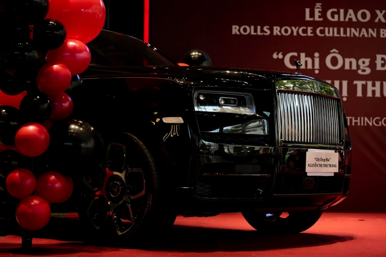 Rolls-Royce Cullinan Black Badge còn có một điểm nhận diện là bộ mâm 5 chấu được "thửa riêng". Thiết kế bộ mâm này khác biệt hoàn toàn so với mâm xe của các dòng Wraith Black Badge và Dawn Black Badge. Cụ thể, xe được trang bị bộ mâm 22 inch được tạo hình vừa giống bánh răng, vừa giống biểu tượng vô cực để thể hiện khả năng vận hành vô hạn của chiếc xe. Đi kèm là kẹp phanh được sơn màu đỏ nổi bật.