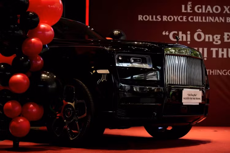 Rolls-Royce Cullinan Black Badge còn có một điểm nhận diện là bộ mâm 5 chấu được "thửa riêng". Thiết kế bộ mâm này khác biệt hoàn toàn so với mâm xe của các dòng Wraith Black Badge và Dawn Black Badge. Cụ thể, xe được trang bị bộ mâm 22 inch được tạo hình vừa giống bánh răng, vừa giống biểu tượng vô cực để thể hiện khả năng vận hành vô hạn của chiếc xe. Đi kèm là kẹp phanh được sơn màu đỏ nổi bật.