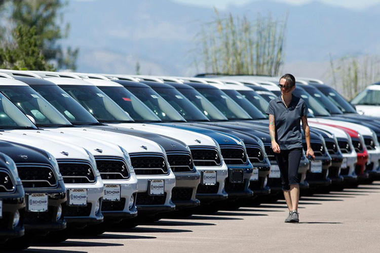 iSeeCars đã tổng hợp 15 mẫu xe “mất giá” nhanh nhất với ngôi vị quán quân thuộc về Ford Mustang khi mất 19,4% giá trị nếu đã qua sử dụng. Theo sát phía sau là mẫu sedan hạng sang cỡ lớn BMW 7-Series “hao hụt” 18,7% giá bán so với xe mới.