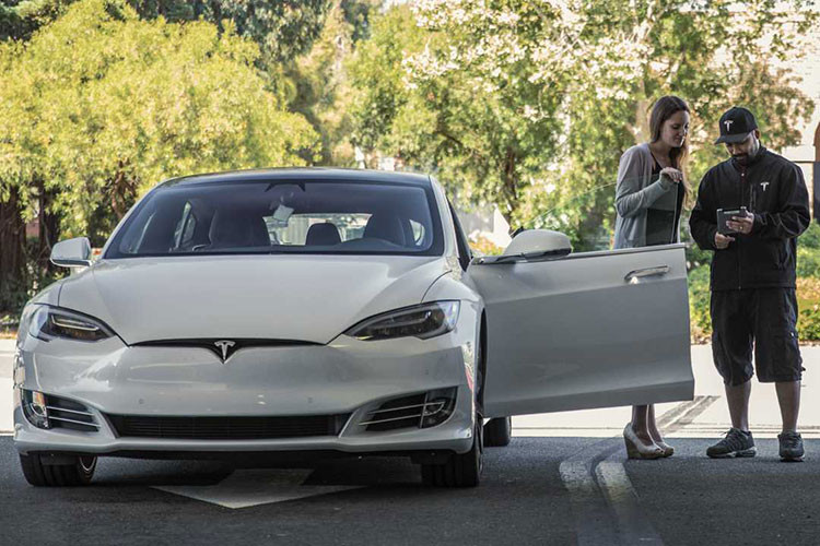 Xếp ở vị trí thứ 3 và thứ 4 là Tesla Model 3 và Ford Bronco Sport với giá bán cao hơn lần lượt là 17,8% và 16,4% so với xe mới.