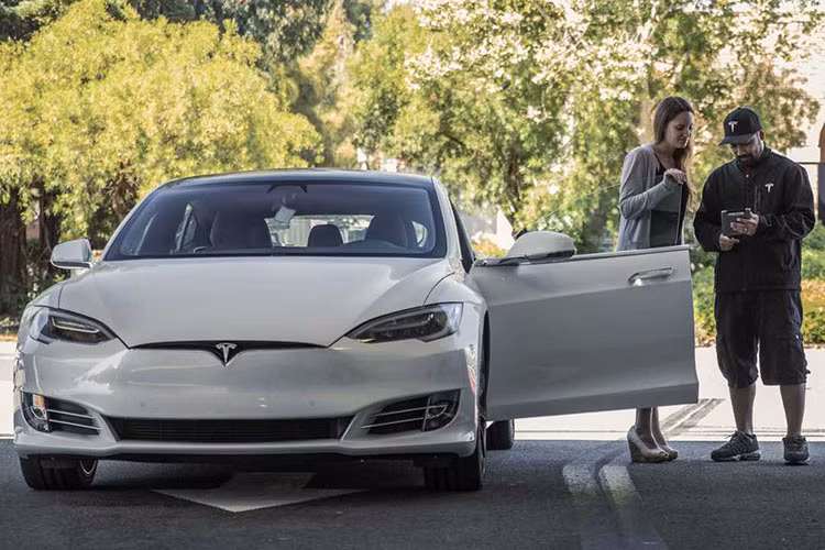 Xếp ở vị trí thứ 3 và thứ 4 là Tesla Model 3 và Ford Bronco Sport với giá bán cao hơn lần lượt là 17,8% và 16,4% so với xe mới.