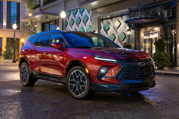 Sau khi quay trở lại thị trường Mỹ vào năm 2018, mẫu crossover cỡ trung Chevrolet Blazer đã được người tiêu dùng đón nhận nhiệt tình. Để duy trì sức nóng của mẫu xe này, hãng Chevrolet đã tung ra Blazer 2023 với những thay đổi cả về thiết kế lẫn công nghệ. Bên ngoài, thiết kế tổng thể của Chevrolet Blazer 2023 mới được giữ nguyên như cũ. Chevrolet chỉ bổ sung một số điểm mới cho xe như lưới tản nhiệt và đèn pha.
