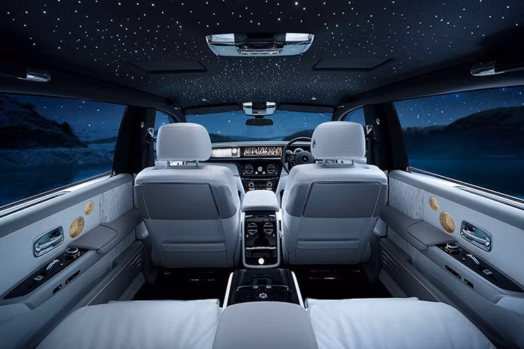 Logo R kép quen thuộc trên tựa đầu của ghế và còn có cả chi tiết "Tôi không biết nên ngưỡng mộ điều gì nhất: sự táo bạo, lòng quyết tâm, kỹ năng, tri thức, chiếc máy bay, động cơ Rolls-Royce hay là vận may của bộ đôi phi công", lời khen tặng của Thủ tướng Churchill ở cửa xe.